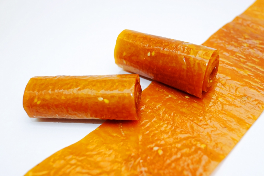 Những miếng bánh tráng xoài vàng óng ả thơm ngon